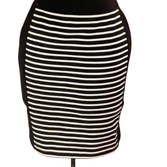 Apt 9 black & white body-con pencil skirt. Size medium. Like new. - Picture 3 of 4